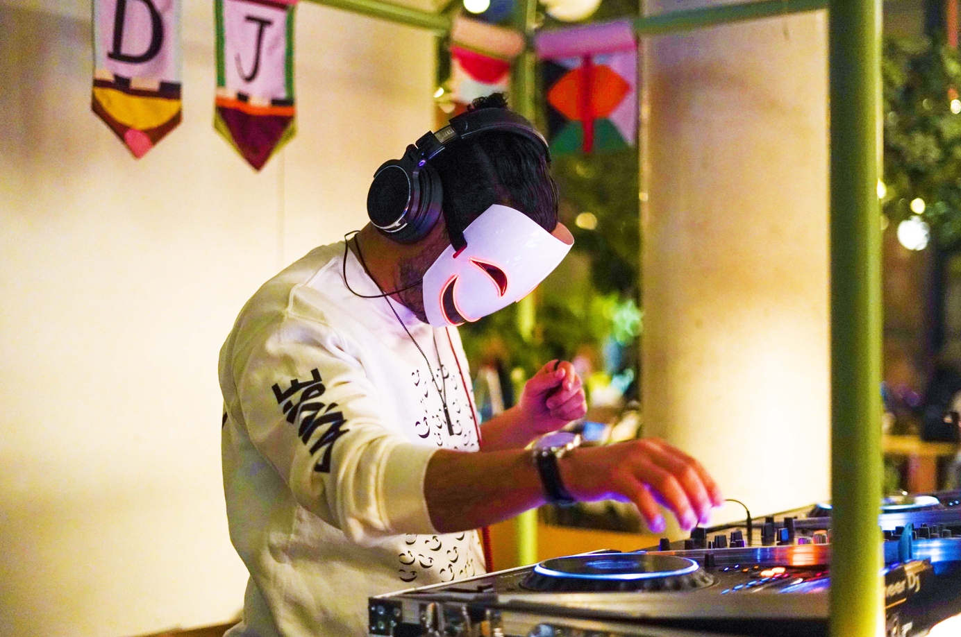 DJ-PLAY-HOUSE-PICTURE-COMPRESSED